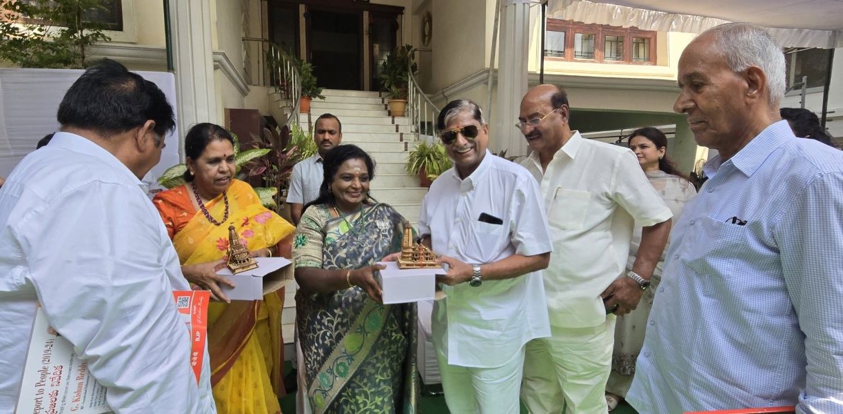 Tamilisai Soundararajan with Ram mandir replica