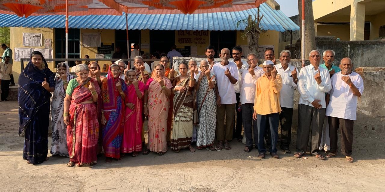 The residents of an old age home in Maharashtra cast their vote. (X)