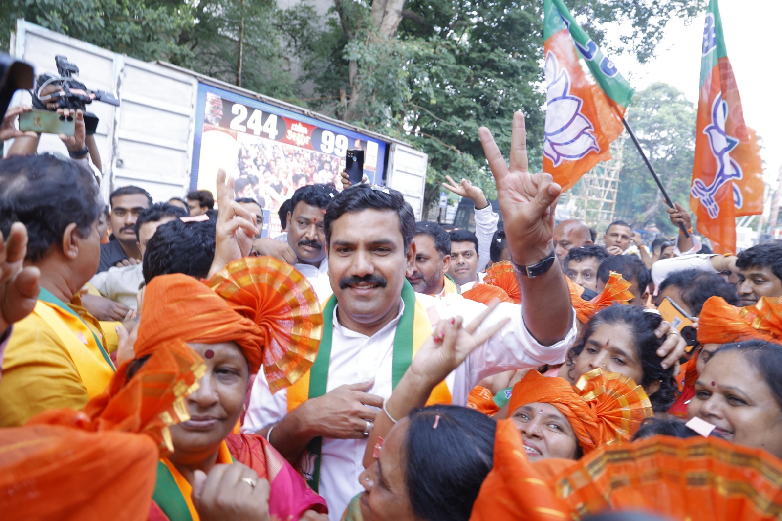 Karnataka Lok Sabha Polls 2024 Hassan Prajwal Revanna Dr CN Manjunath DK Suresh