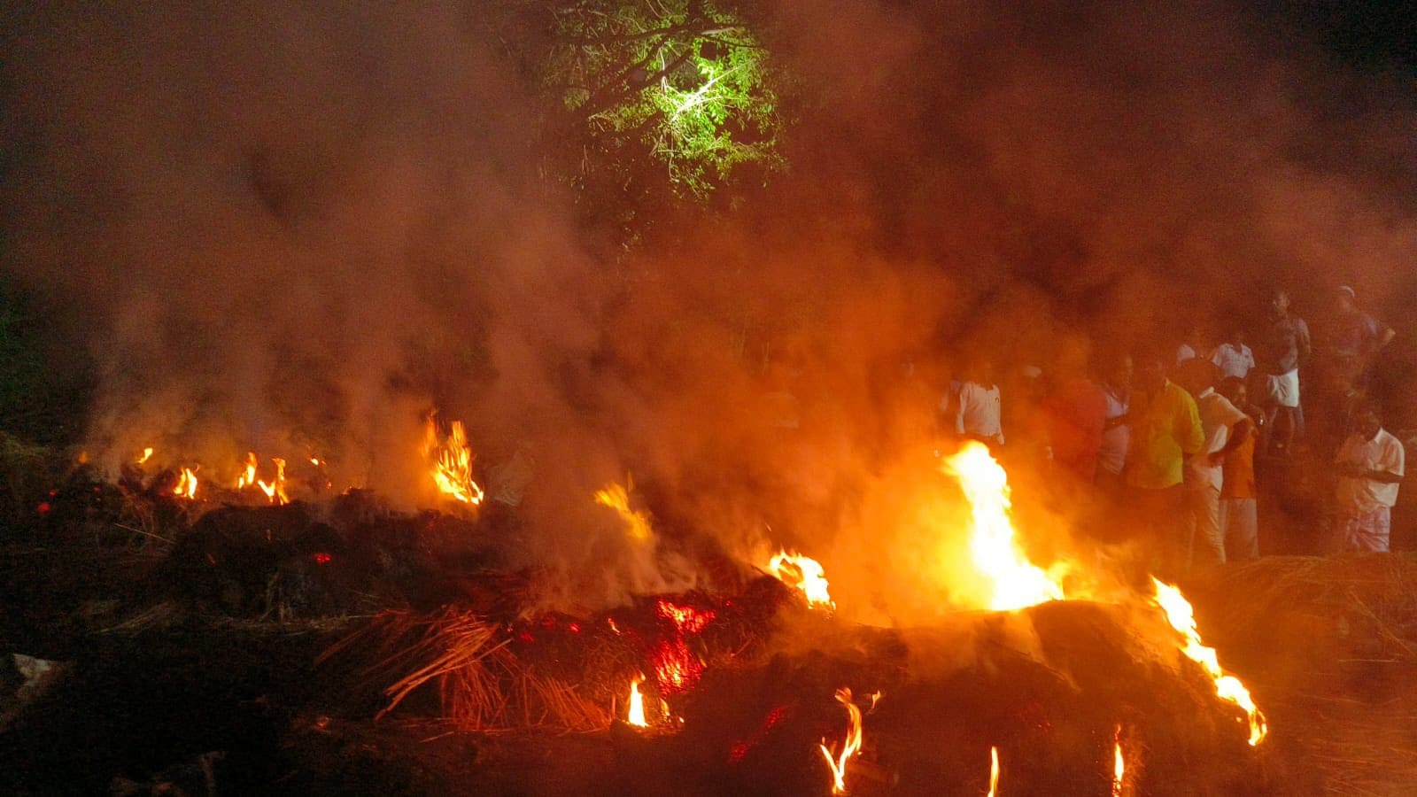 Mass cremation of those killed in the tragedy. (K Annamalai/X)