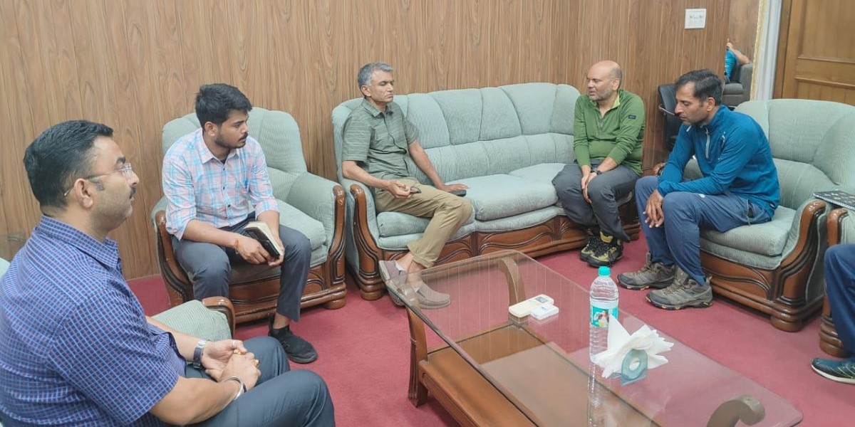 Karnataka Minister Krishna Byre Gowda with the rescued trekkers