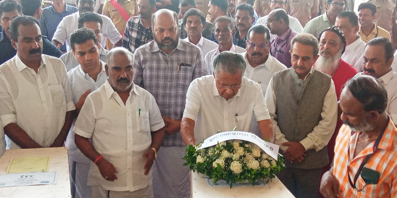 Pinarayi Vijayan presenting a wreath to the deceased. (Supplied)