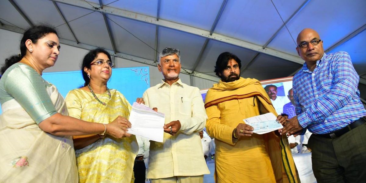 Ramoji Rao's family handing over the cheque