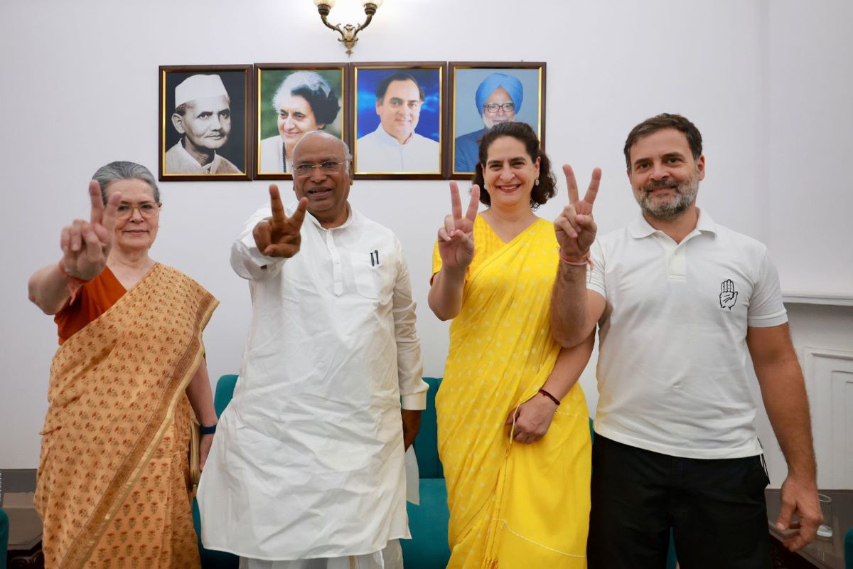Sonia Gandhi with Rahul, Priyanka and Mallikarjun Kharge