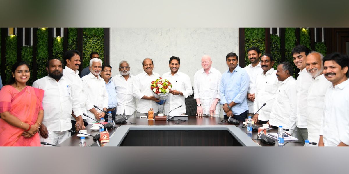 YS Jagan during his meeting with YSRCP MPs. (Supplied)