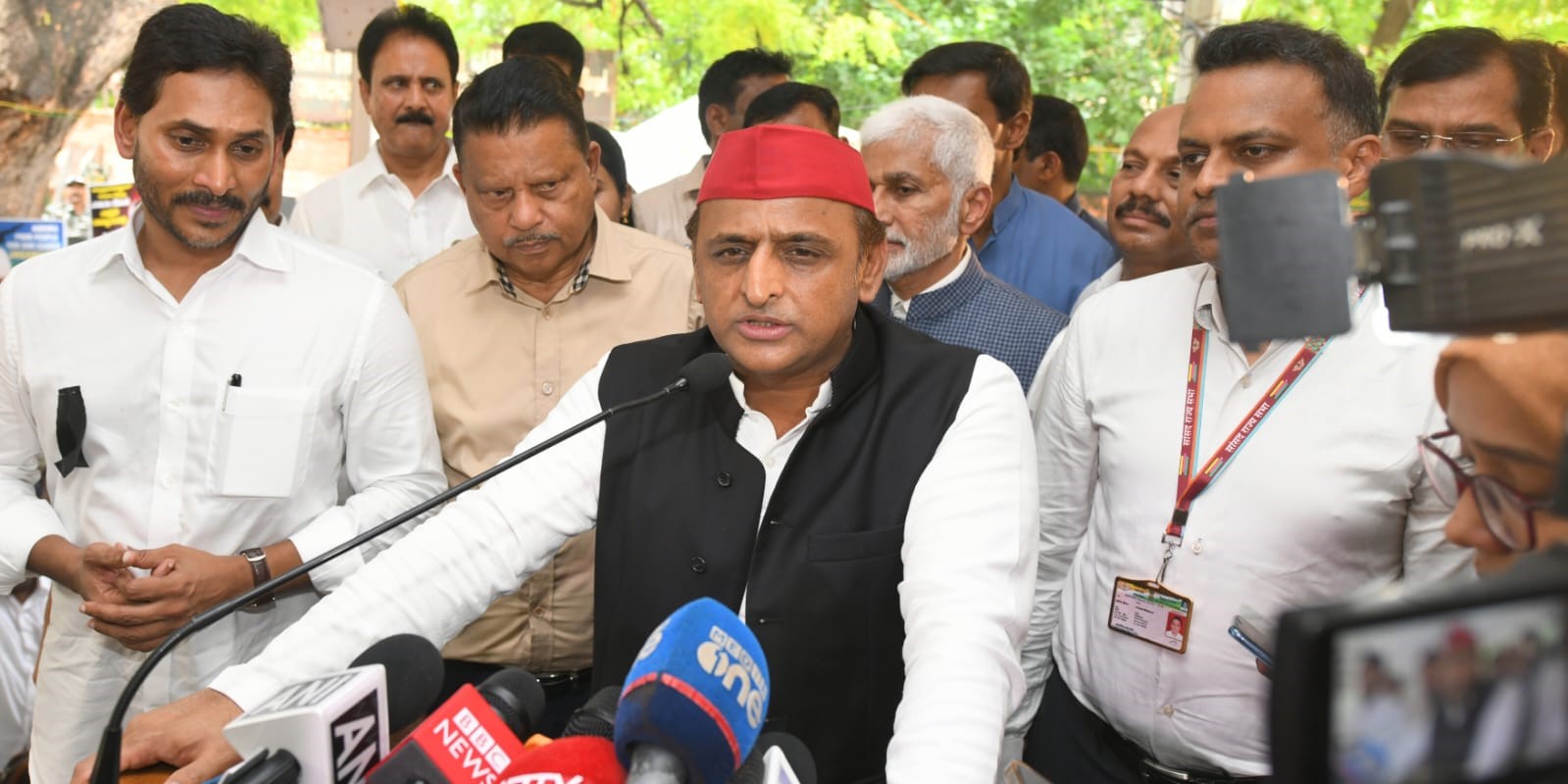 Akhilesh Yadav speaking during the YSRCP protest. (Supplied)