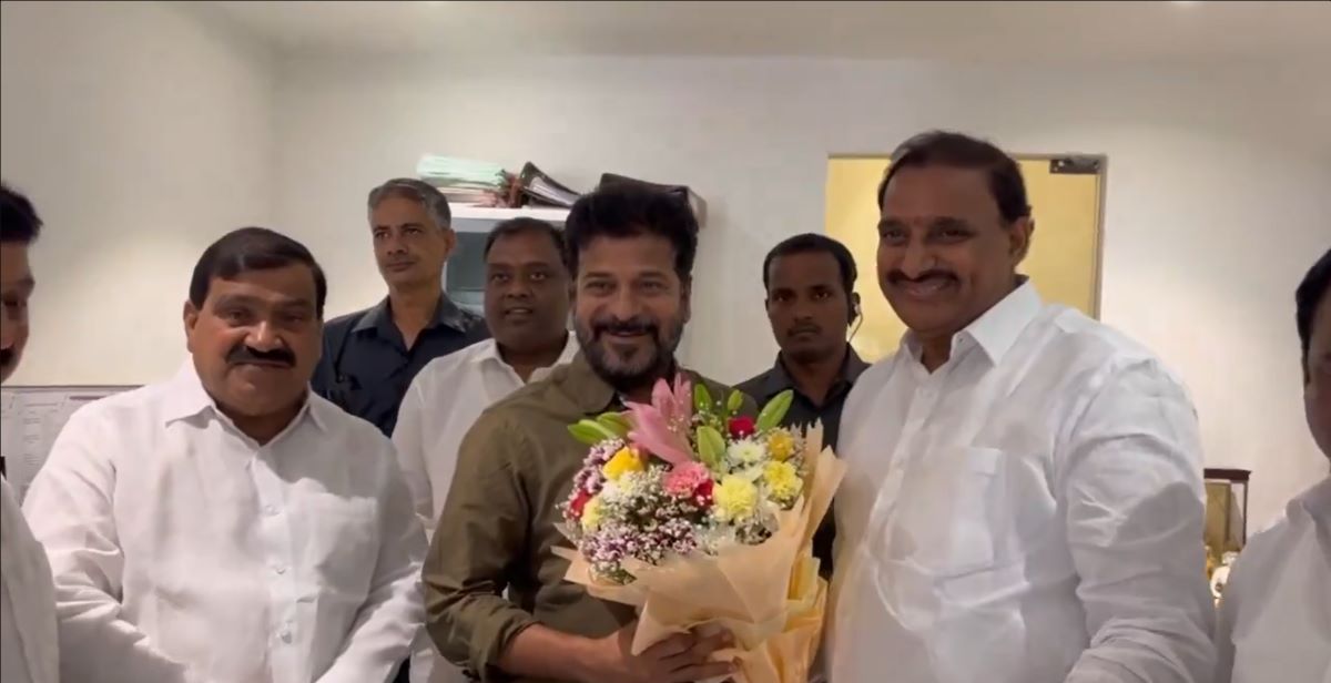 Arekapudi Gandhi joins Congress