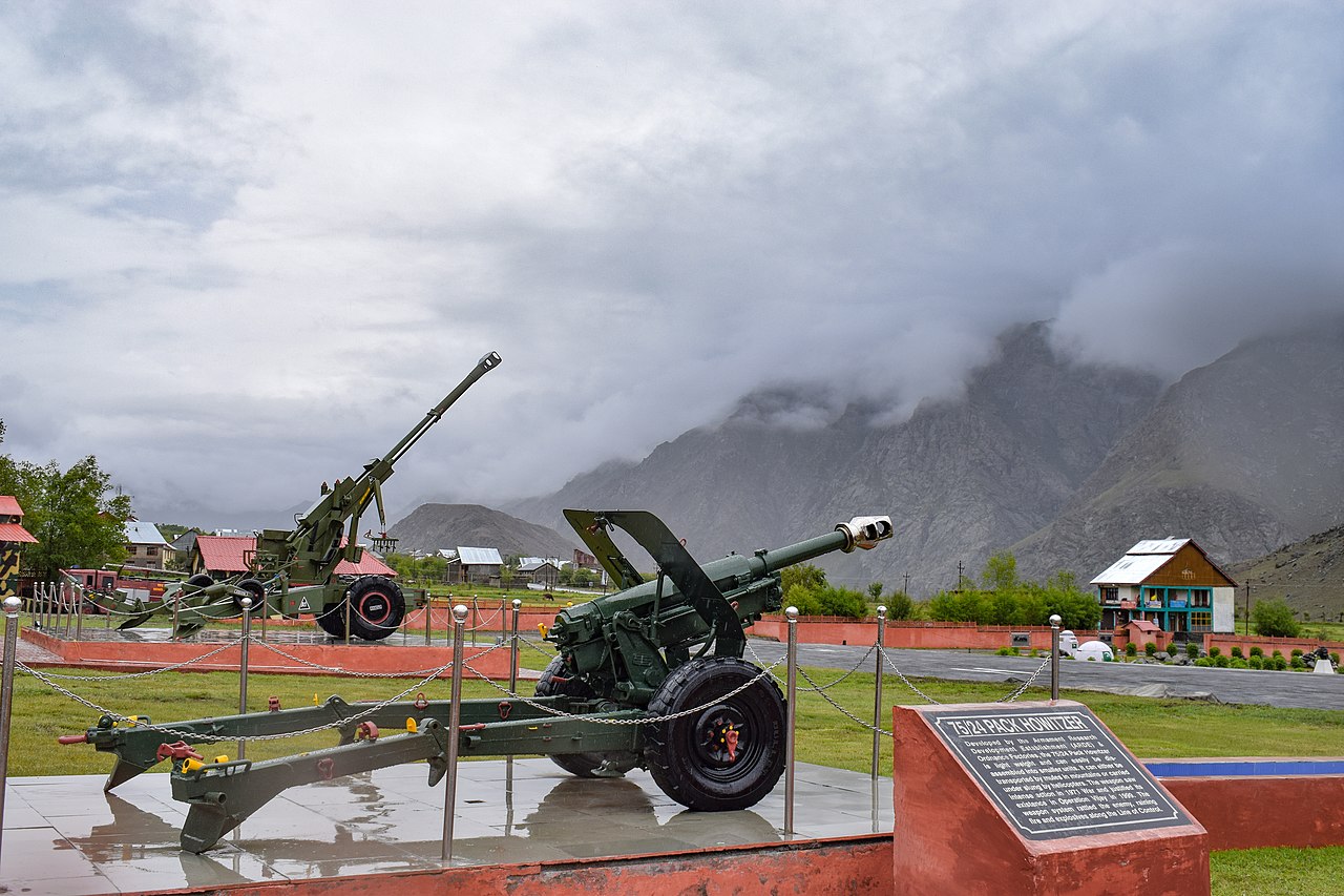 Artillery pieces at the Kargil War Memorial in Drass. (Wikimedia Commons)