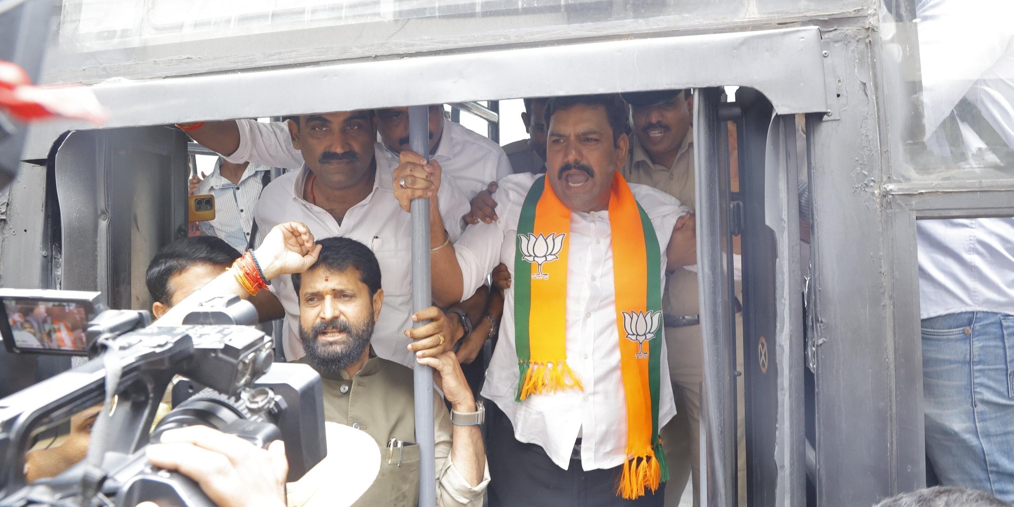 Karnataka BJP leaders being taken into preventive custody. (X)