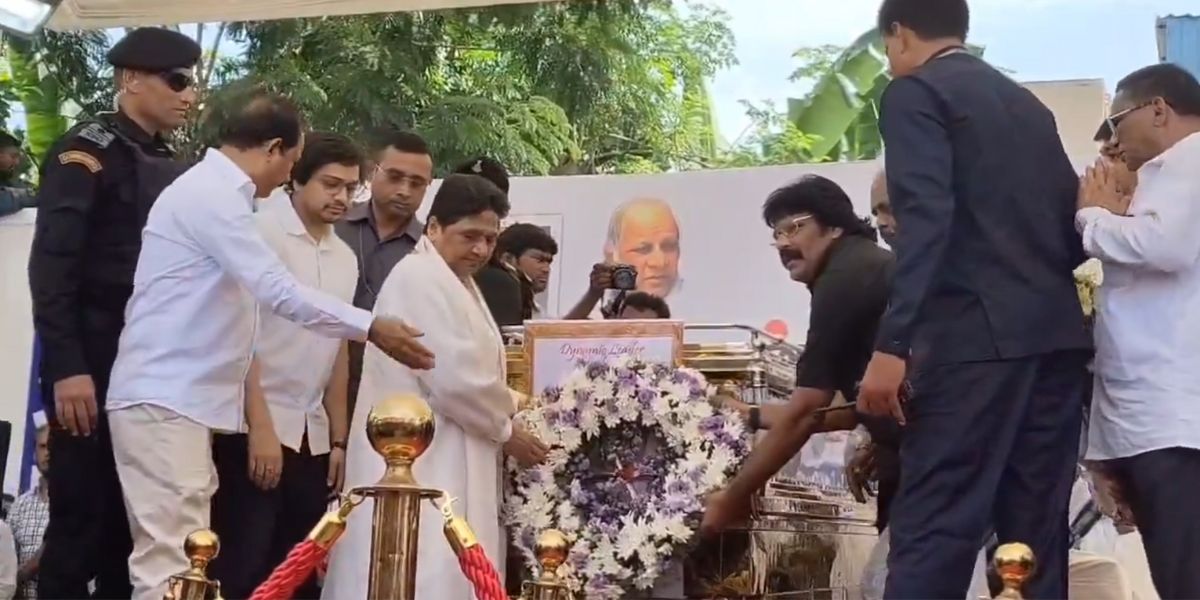 Mayawati placed a wreath before the body of K Armstrong.