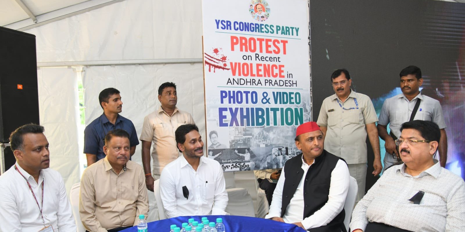 YSRCP chief YS Jagan Mohan Reddy and SP president Akhilesh Yadav at the YSRCP protest site in Delhi. (X)