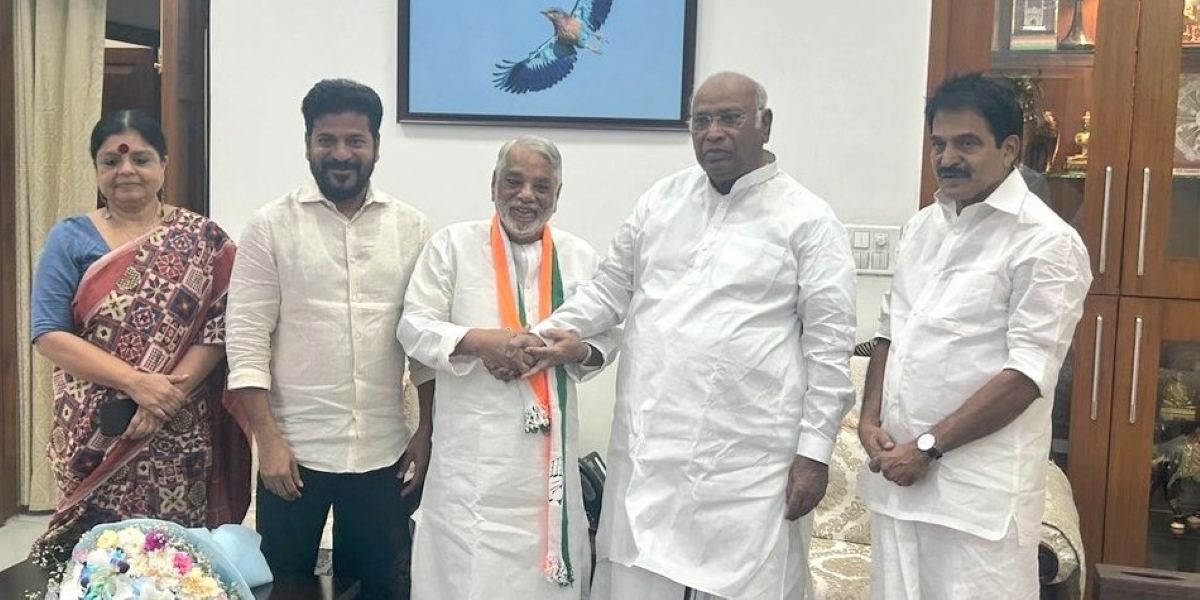 Keshava Rao with Mallikarjun Kharge, AICC general secretary (organisation) KC Venugopal, AICC Telangana in-charge Deepa Dasmunshi and Telangana Chief Minister A Revanth Reddy
