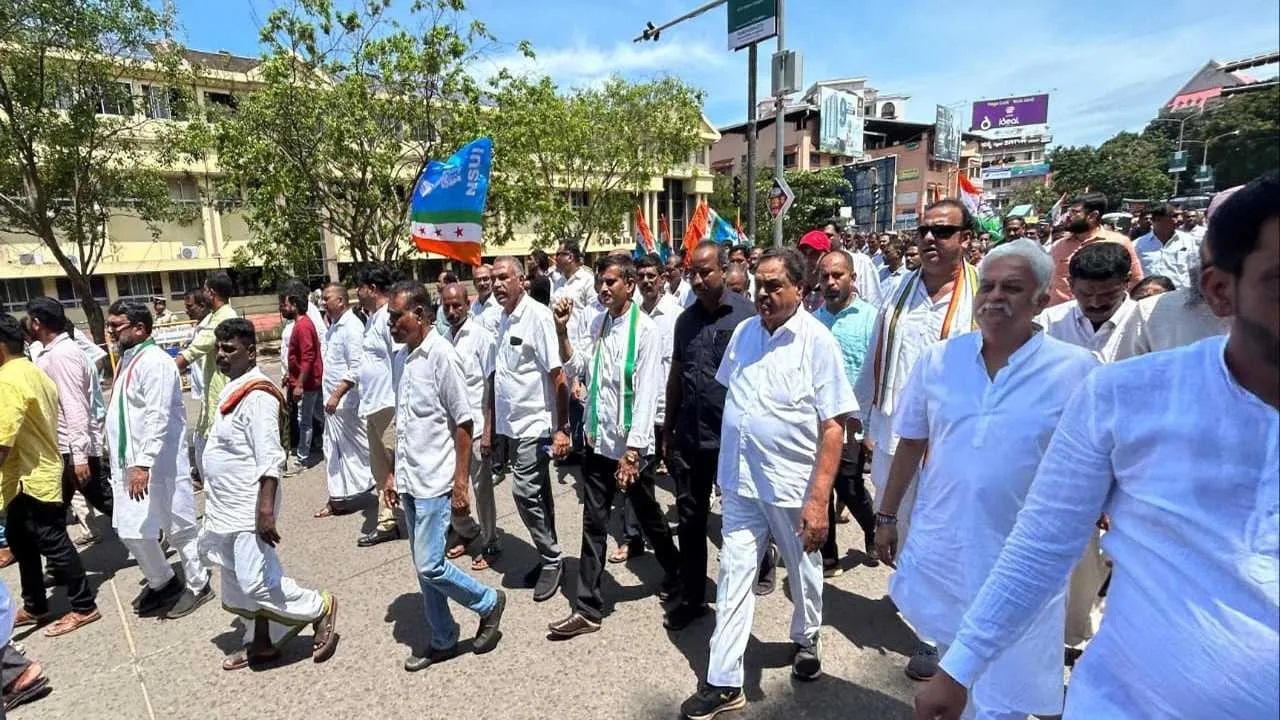 The governor’s sanction for investigation on 17 August brought the state Congress together. Pictured, a protest march against Governor Gehlot in Mangaluru. (Supplied)