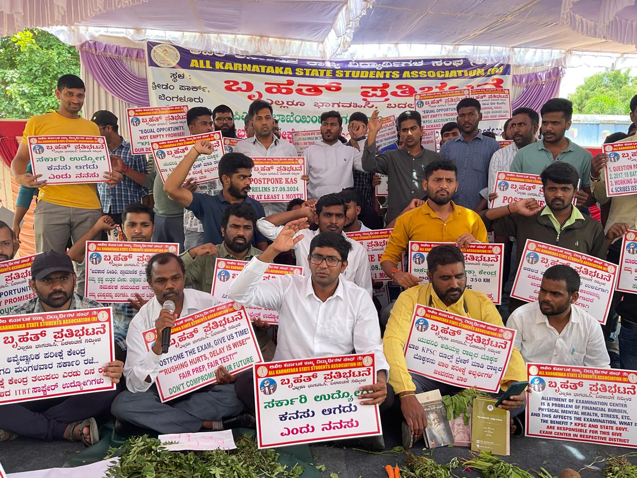 KPSC aspirants protesting demanding a postponement of prelims exams scheduled for 27 August, in Bengaluru. (Supplied)
