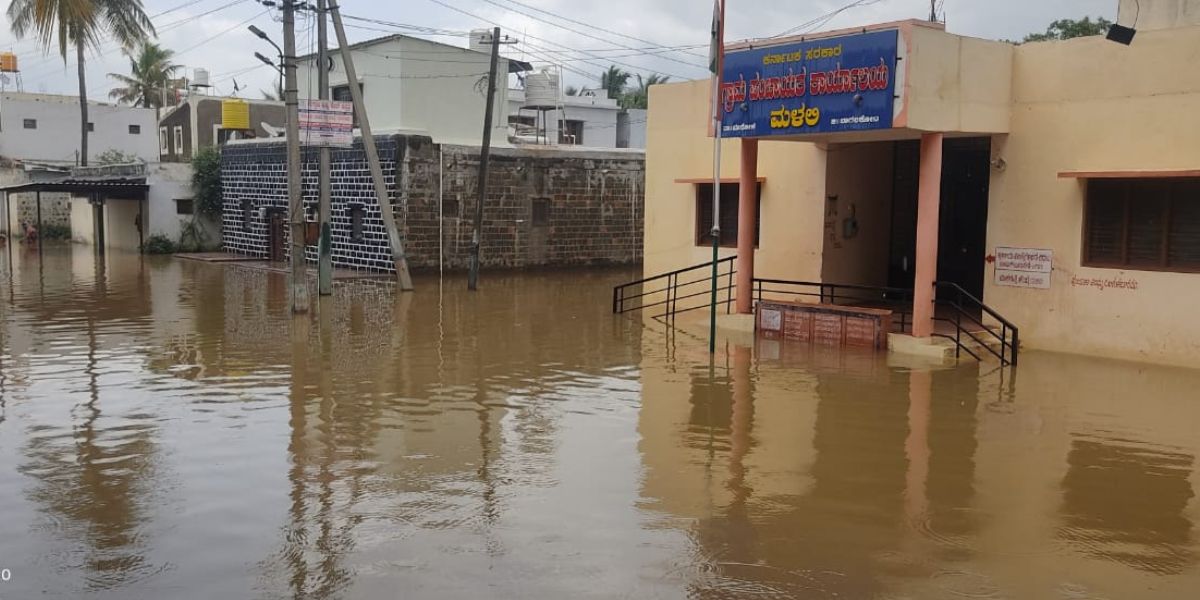 Malali village in Mudhol taluka continues to be in floods for the last one week in Bagalkot district. (Supplied)