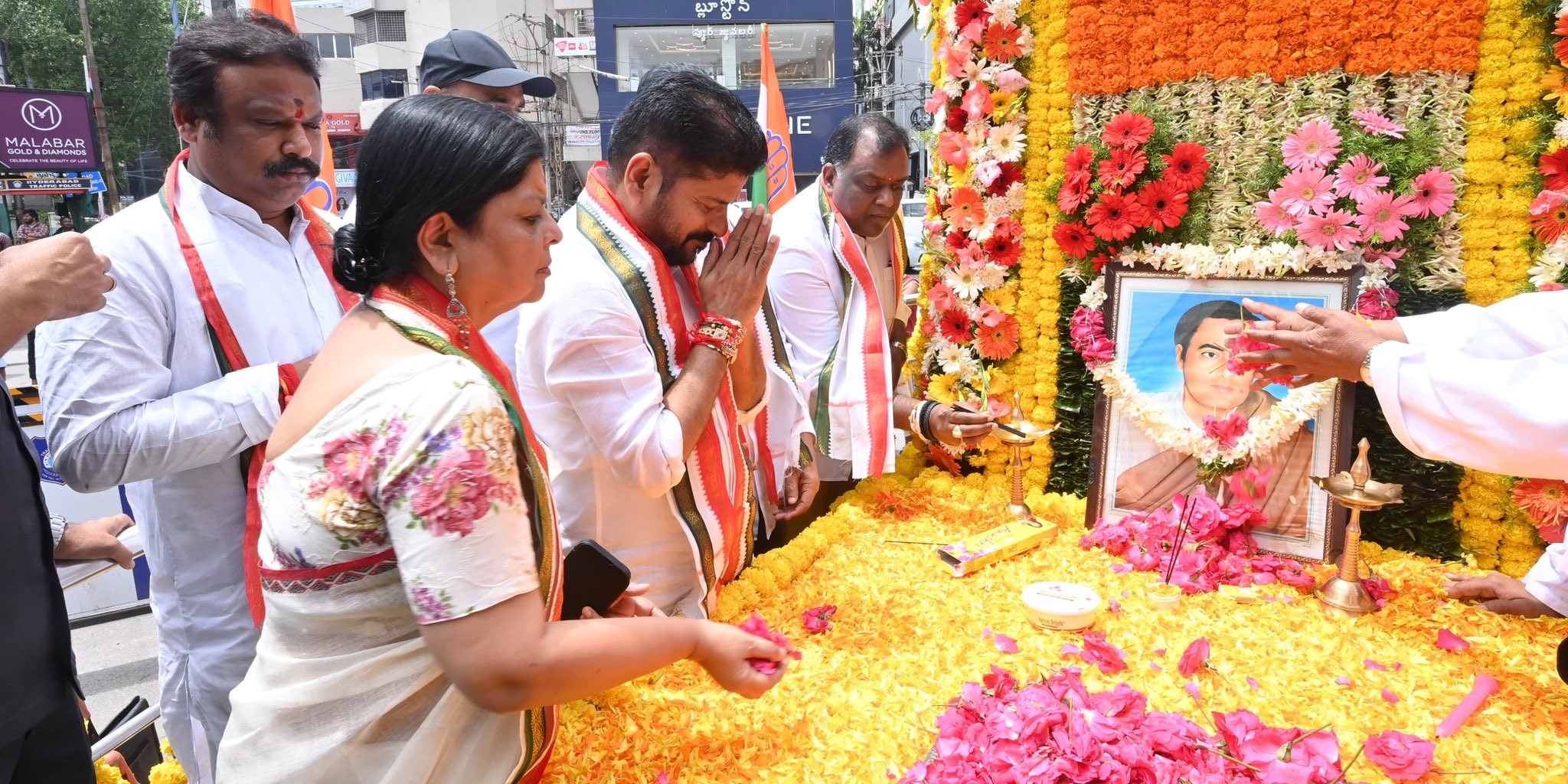 Telangana Chief Minister Revanth Reddy paying tribitues to Rajiv Gandhi. (X)