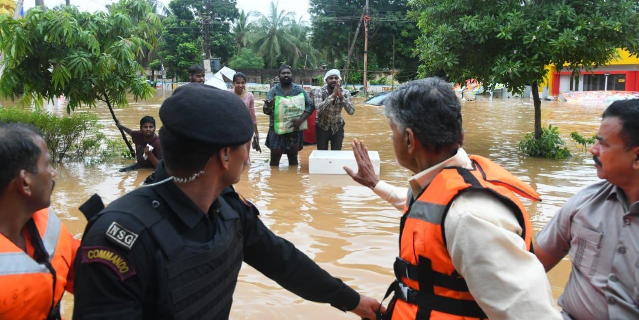 Andhra Pradesh Chief Minister Chandrababu Naidu visiting the flood affected areas in Vijayawada. (X)