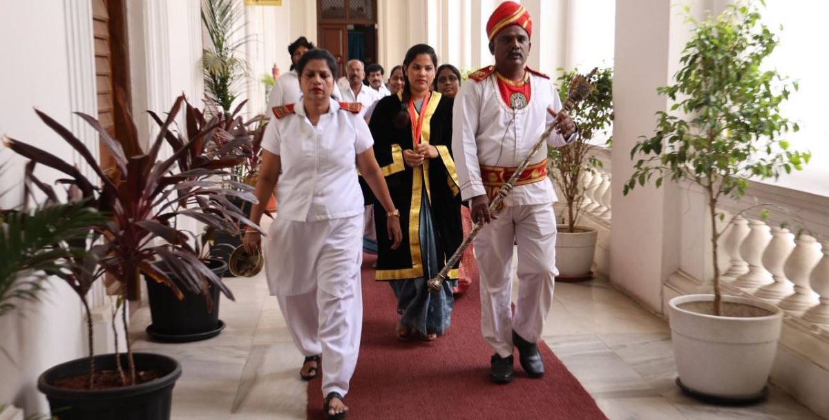SB Madhavi as the Dafadar to Mayor Priya