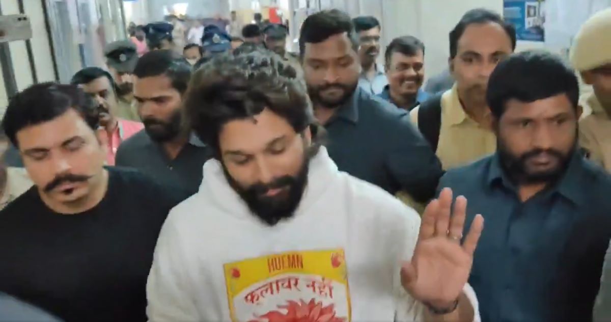 Allu Arjun at Chikadpally police station