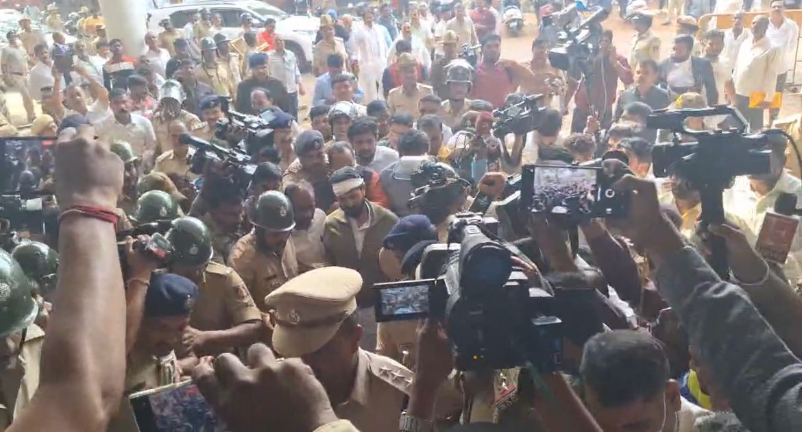 Belagavi Police taking accused and BJP MLC CT Ravi to the district court. BY VIjayendra Laxmi Hebbalkar