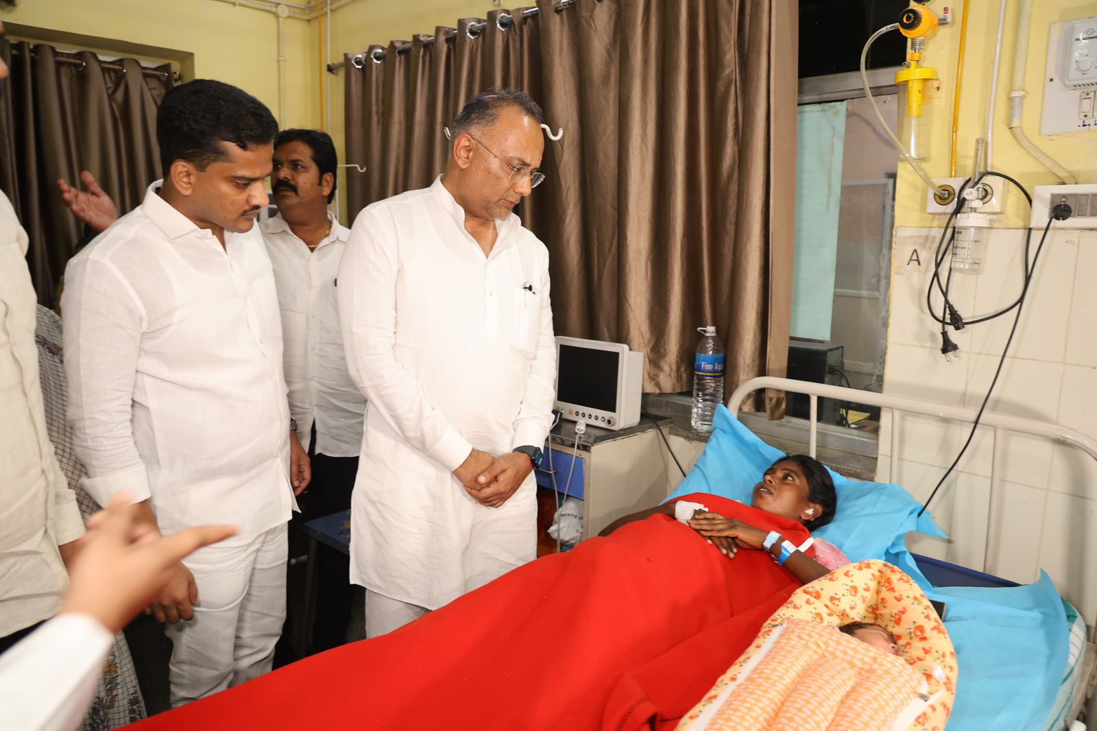 Health Minsiter Gundurao speaking to women who are recovering after they developed some complications post C-section deliveries.