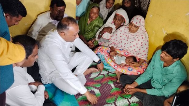 Health minister Dinesh Gundu Rao visited the family of Sumaya who passed away after c-section delivery at Ballari District Hospital recently. The minister offered condolences to the grieved families and also assured compensation from the government.