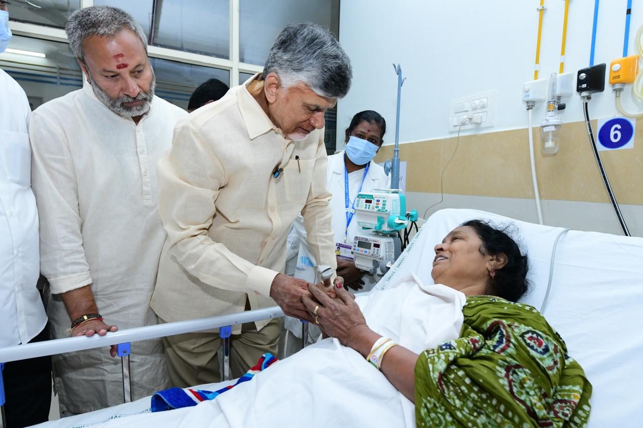Chief Minister N Chandrababu Naidu visiting an injured woman at the SVIMS Hospital in Tirupati. (CMO Andhra Pradesh/X)