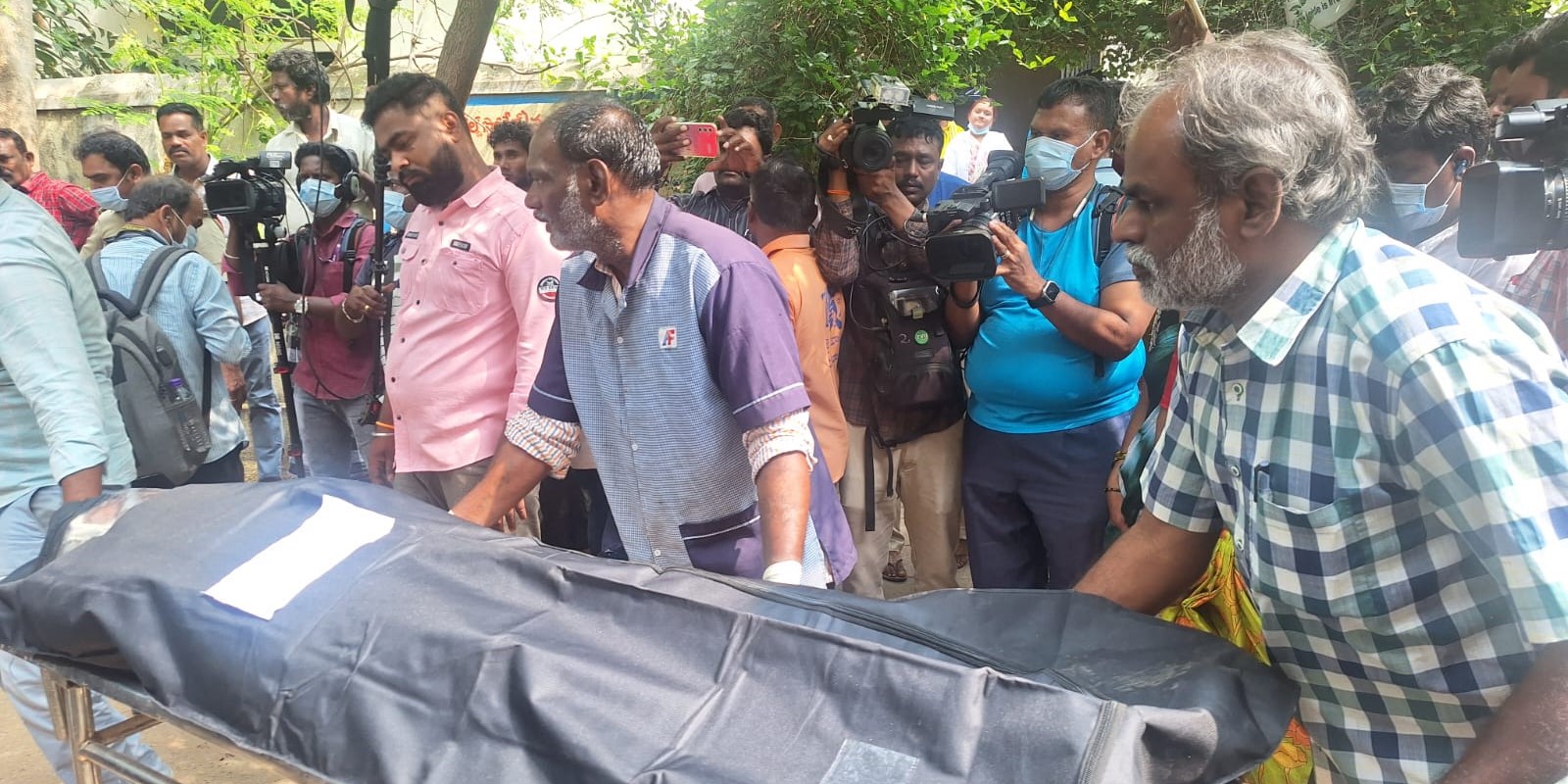 Relatives transporting the body of a person who died in the Tirupati stampede. (Nitika Shivani/South First)