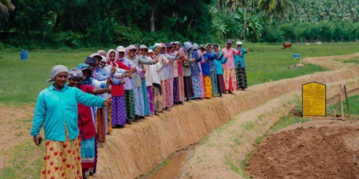 A group of MGNREGS workers in Kerala. (Facebook)