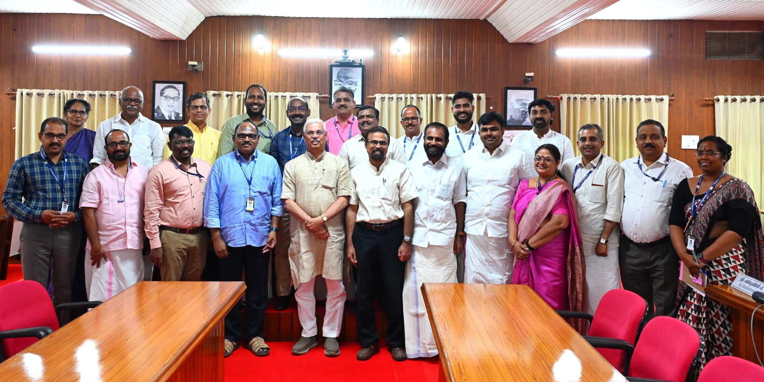 Kerala Governor RV Arlekar with the staff of Mahatma Gandhi University Kottayam. (X)