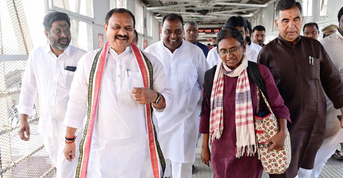 Meenakshi Nataraj with TPCC Mahesh Kumar