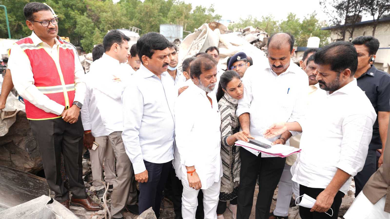 The Chief Minister alongside other ministers at Pashamylaram