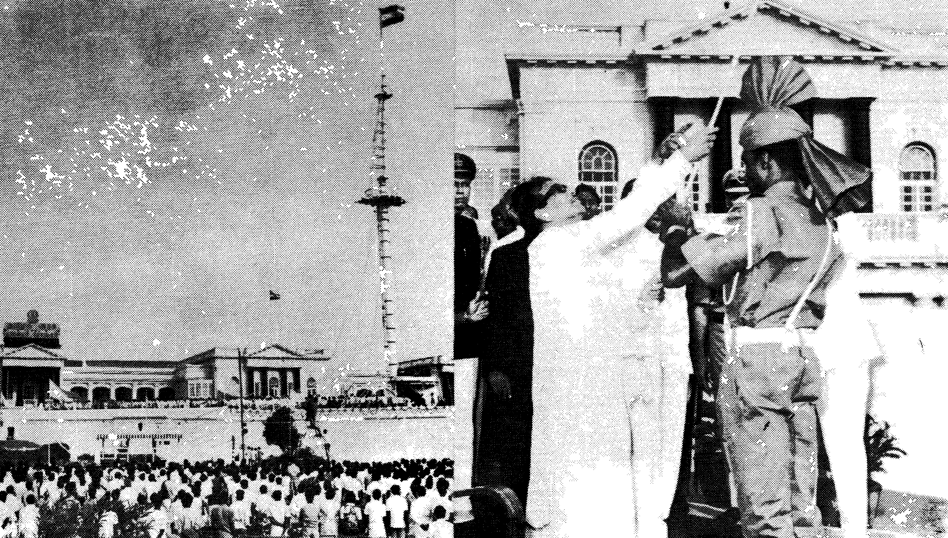 M Karunanidhi hoisting the national flag