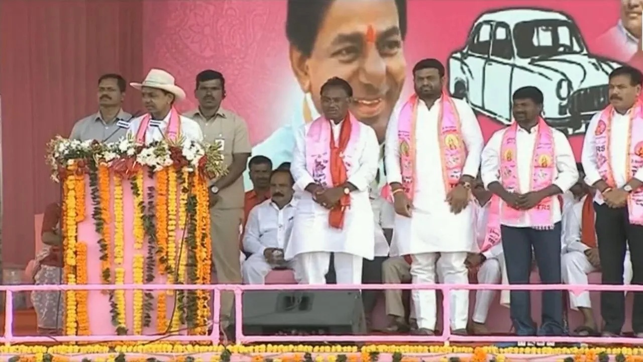 KCR with the four MLAs said to have been approached by the BJP. (File pic/Supplied)