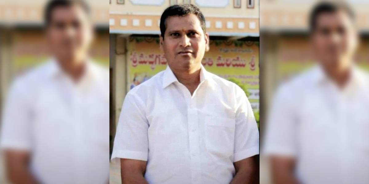 Constable Pramod was taking Riyaz to the police station when he was attacked.
