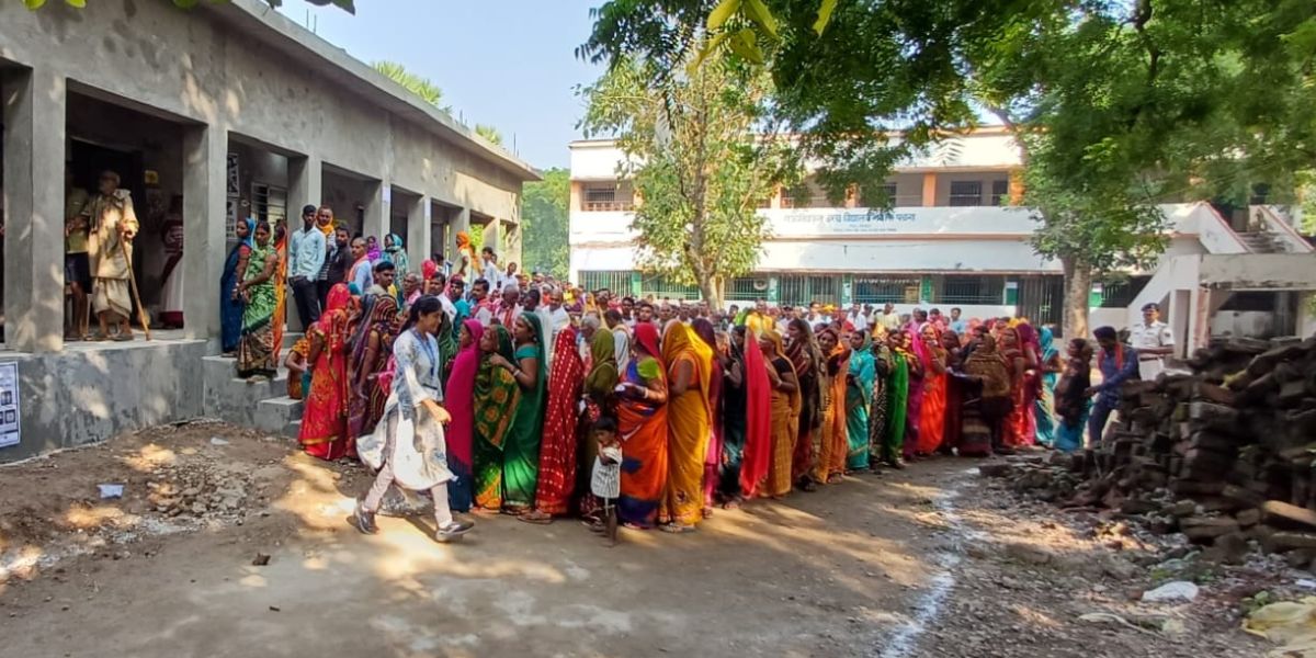 A group of women at a polling booth in Bihar. (X)