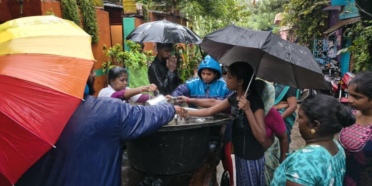 Chennai residents with volunteers during the flooding. (Vyasai Thozhargal)
