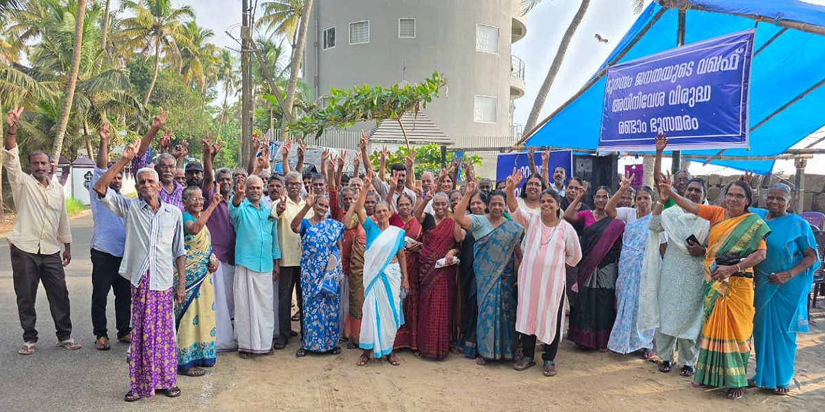 Another group led by parish priest Fr Francis Thaniyath from Kottapuram diocese resumed the agitation outside the same church.Another group led by parish priest Fr Francis Thaniyath from Kottapuram diocese resumed the agitation outside the same church.Another group led by parish priest Fr Francis Thaniyath from Kottapuram diocese resumed the agitation outside the same church.