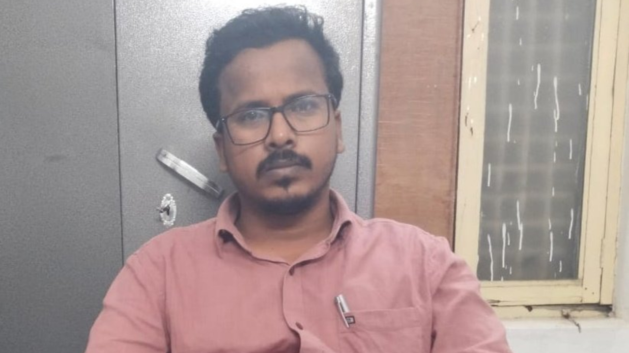 Chandra Shekar, Deputy Tahsildar, Chandur Mandal in Nalgonda was caught by Telangana ACB for demanding and accepting the bribe of Rs.20,000. Credit: x.com/TelanganaACB