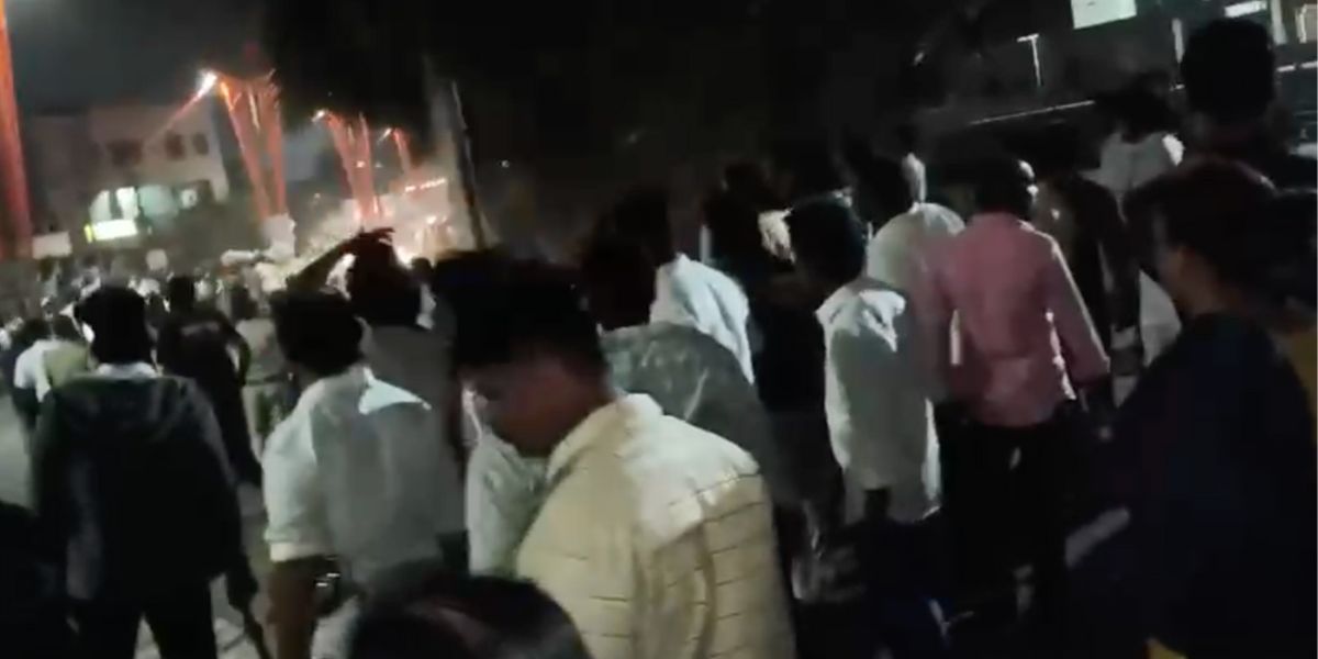 The confrontation began with supporters of Bharath Reddy attempting to install banners in front of Janardhana Reddy’s residence.