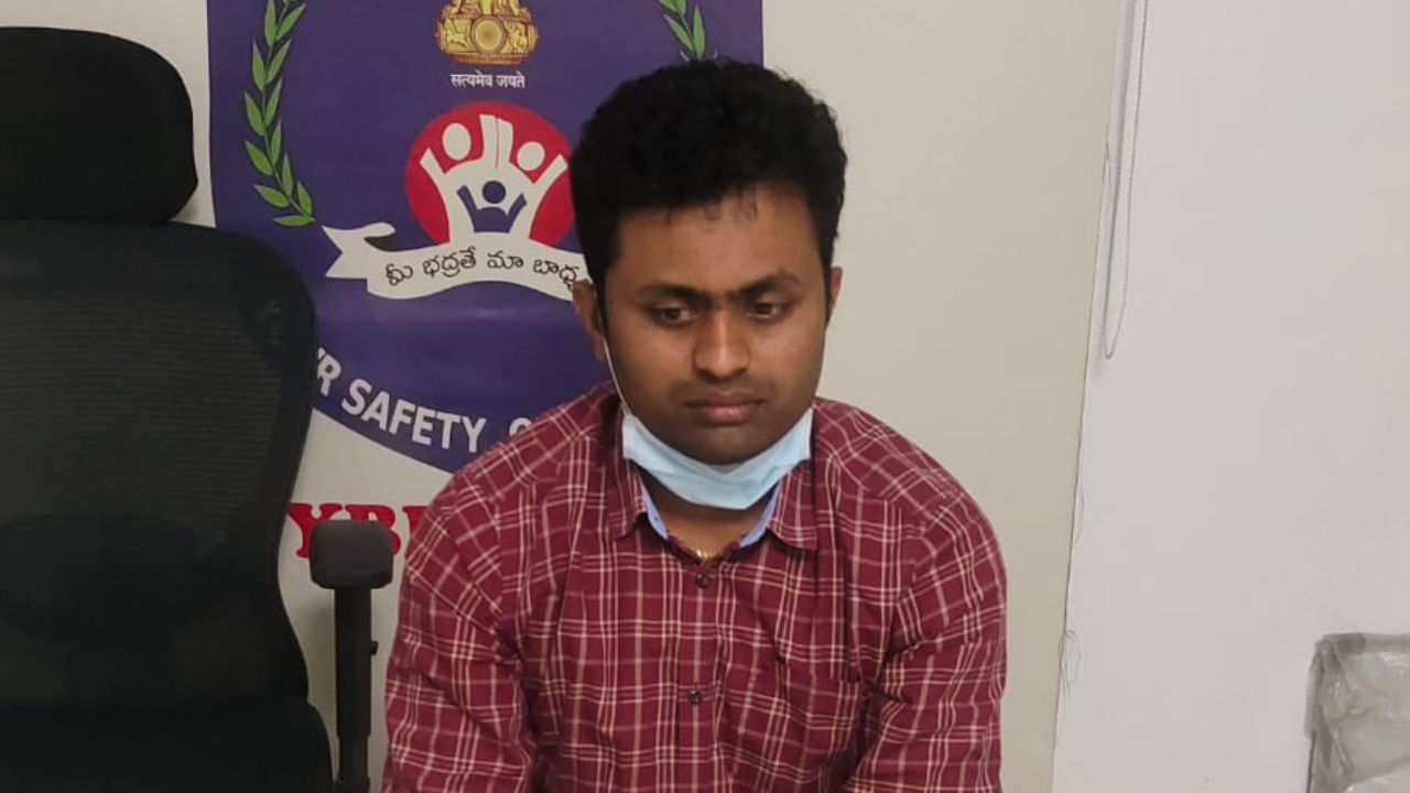 SI Gandra Vinay was caught red-handed by Telangana ACB demanding and accepting Rs 50,000 bribe. Credit: x.com/TelanganaACB