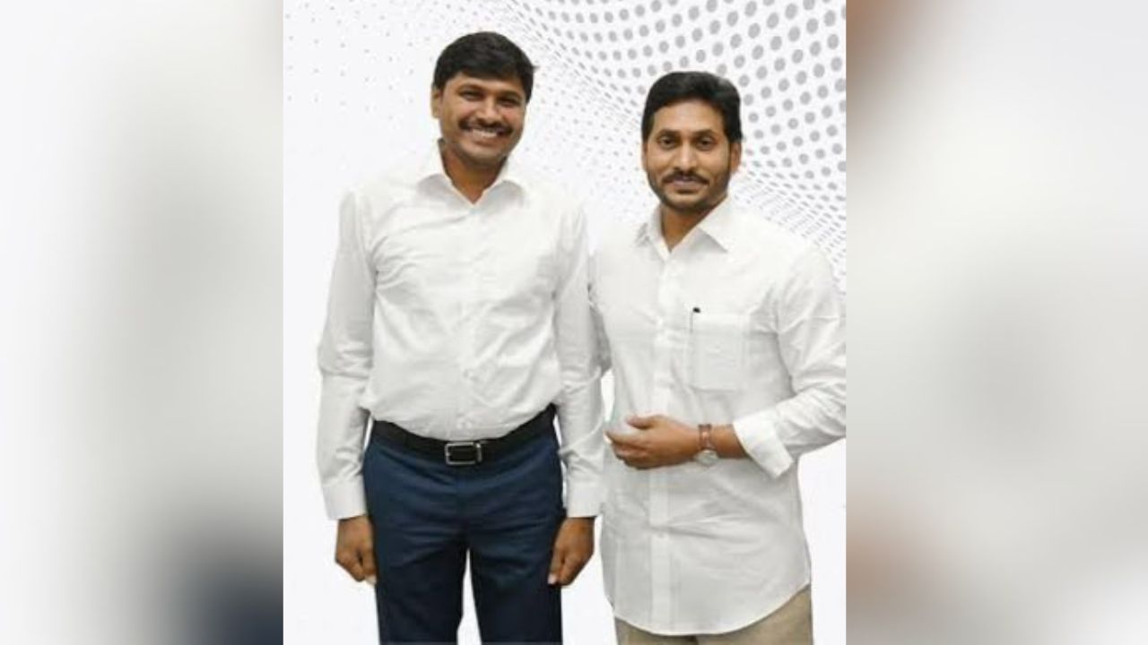 Pudi Srihari with YS Jagan Mohan Reddy.