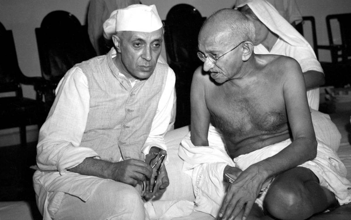 Jawaharlal Nehru (left) with Mahatma Gandhi, during a meeting of the All India Congress, Bombay, India in 1946. Courtesy: Dave Davis, Acme Newspictures Inc/Wikimedia Commons