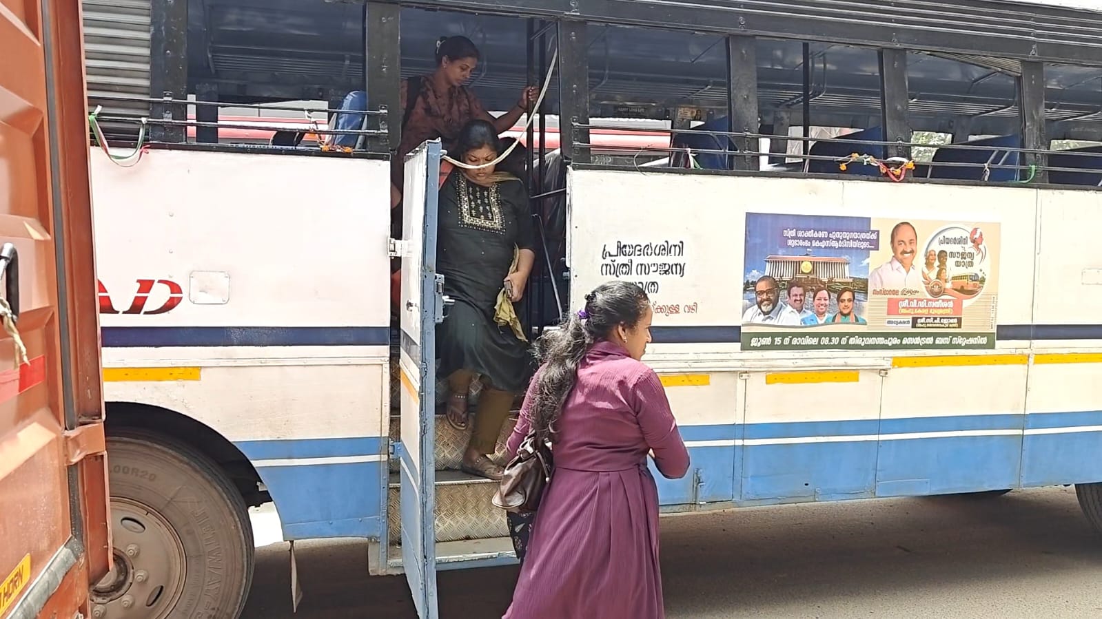 Women alighting from a bus labelled as Priyadarshini bus in Thiruvananthapuram.