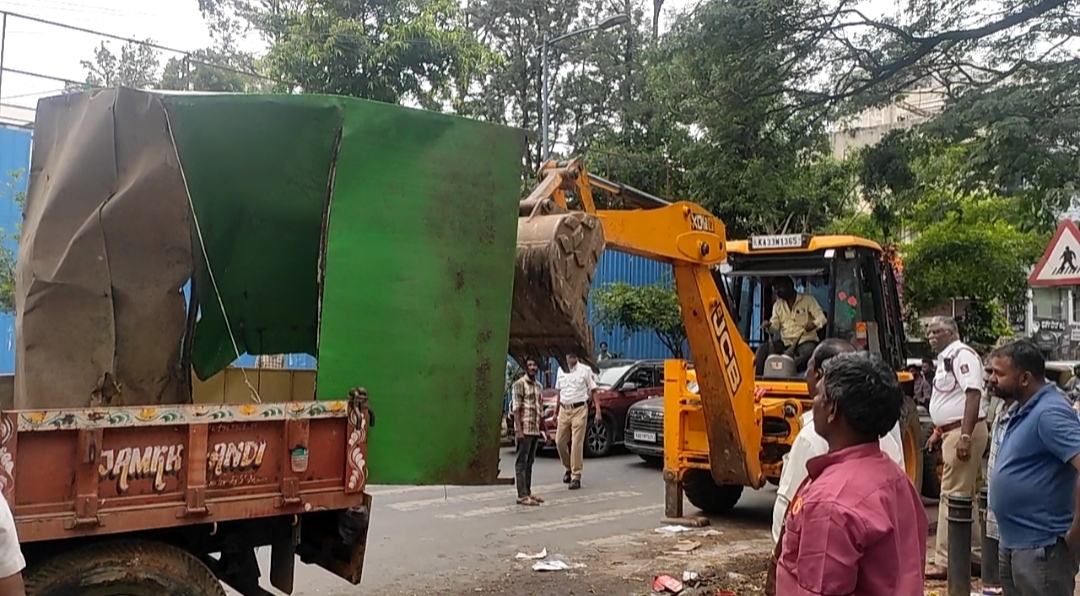 GBA clearing the pavements on Edwards Road. (Supplied)
