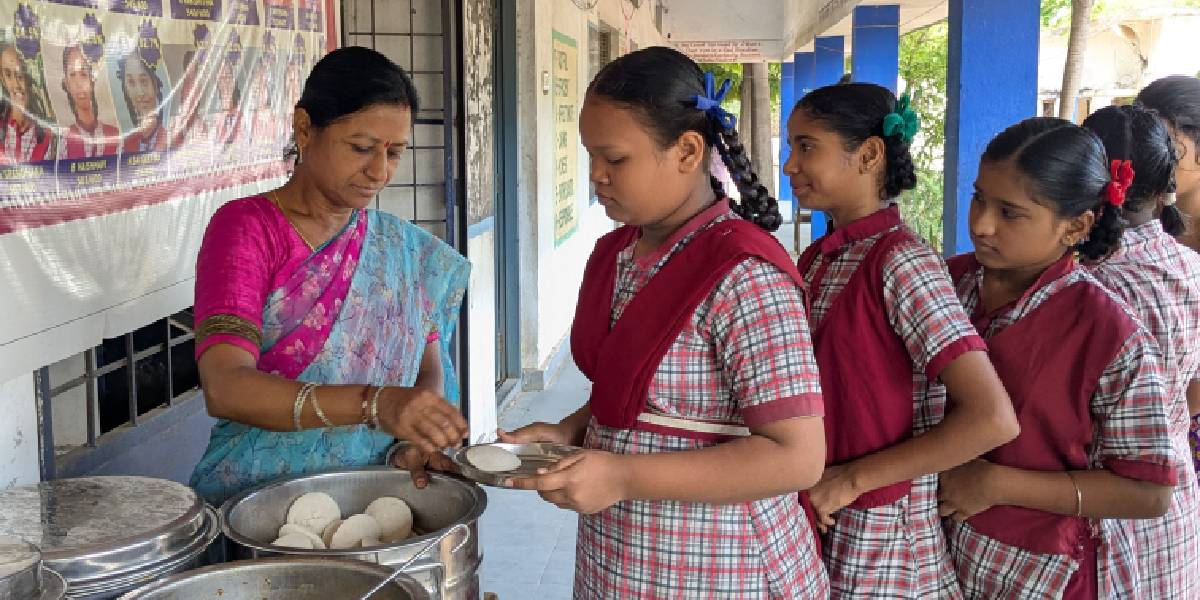 Students queued up for morning breakfast at Government Girls' High School, Marredpally (Sreshta Ladegaam/South First)
