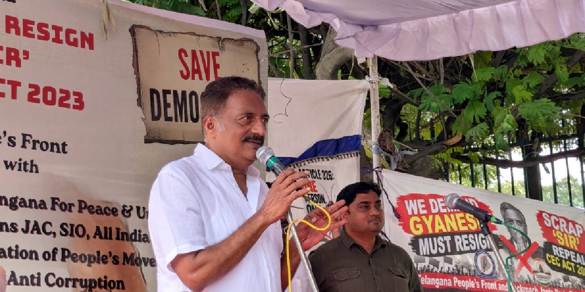 A picture of actor Prakash Raj addressing the gathering at Dharna Chowk